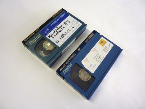 Twee verschillende Digitale Betacam tapes waarbij verschillende kleuren blauw gebruikt werd in hun plastic behuizing. Foto: PACKED vzw