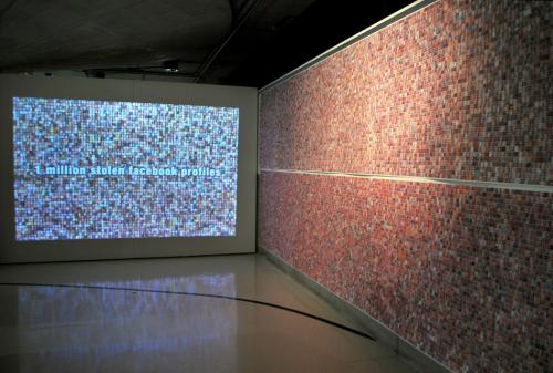 Vue de l'installation Face to Facebook (2011). Image : www.paolocirio.net