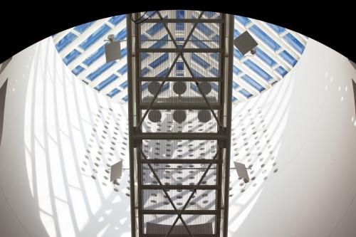 Tentoonstellingsbeeld van Bill Fontana’s Sonic Shadows in het Atrium van SFMOMA. Foto: Randy Yau, 2010.