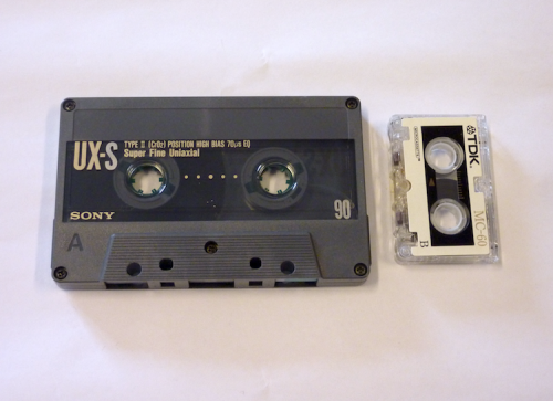 Een Compact Cassette en een microcassette. Foto: Packed vzw.