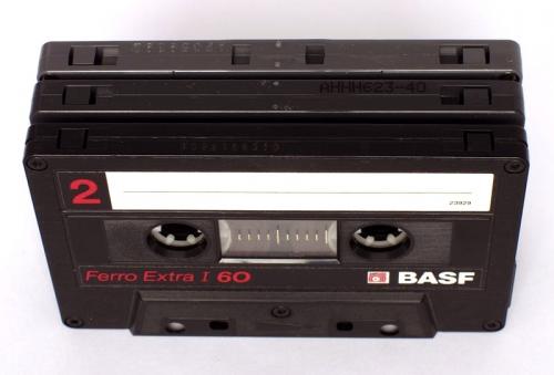 Drie soorten compact cassettes die kunnen onderscheiden worden door de inkepingen. Op de voorgrond een een type I cassette, daarna een Type II cassette en op de achtergrond een Type III cassette. Foto: Malcolm Tyrrell.