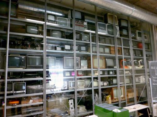 Different generations of monitors and TV sets in the HKB / AktiveArchive reference collection. Photo : PACKED vzw.