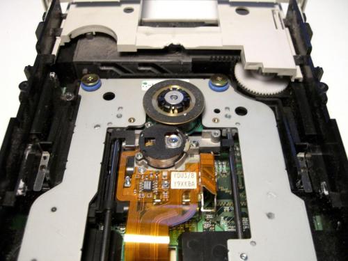 Een interne SCSI cd-schrijver en -lezer. Foto: Wikimedia commons.